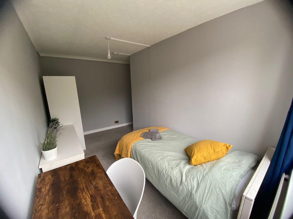 Property photo 2 of 10 Room 2- £750 Available 08/10/2025