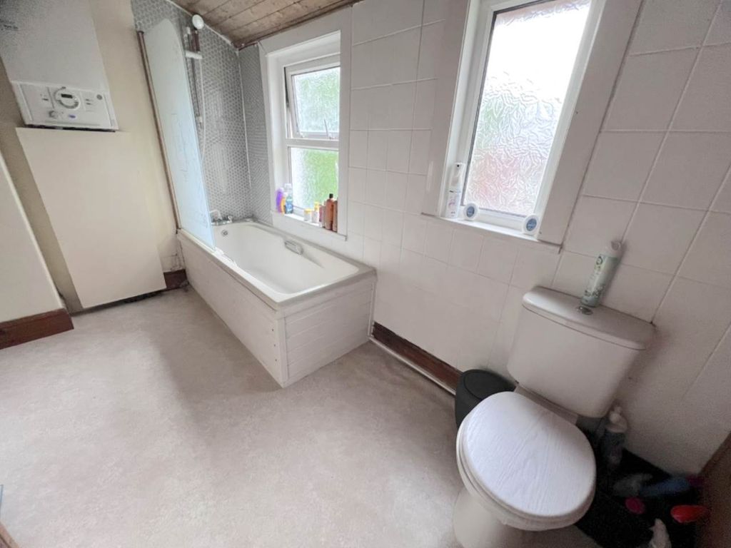 Property photo 3 of 10 Bathroom