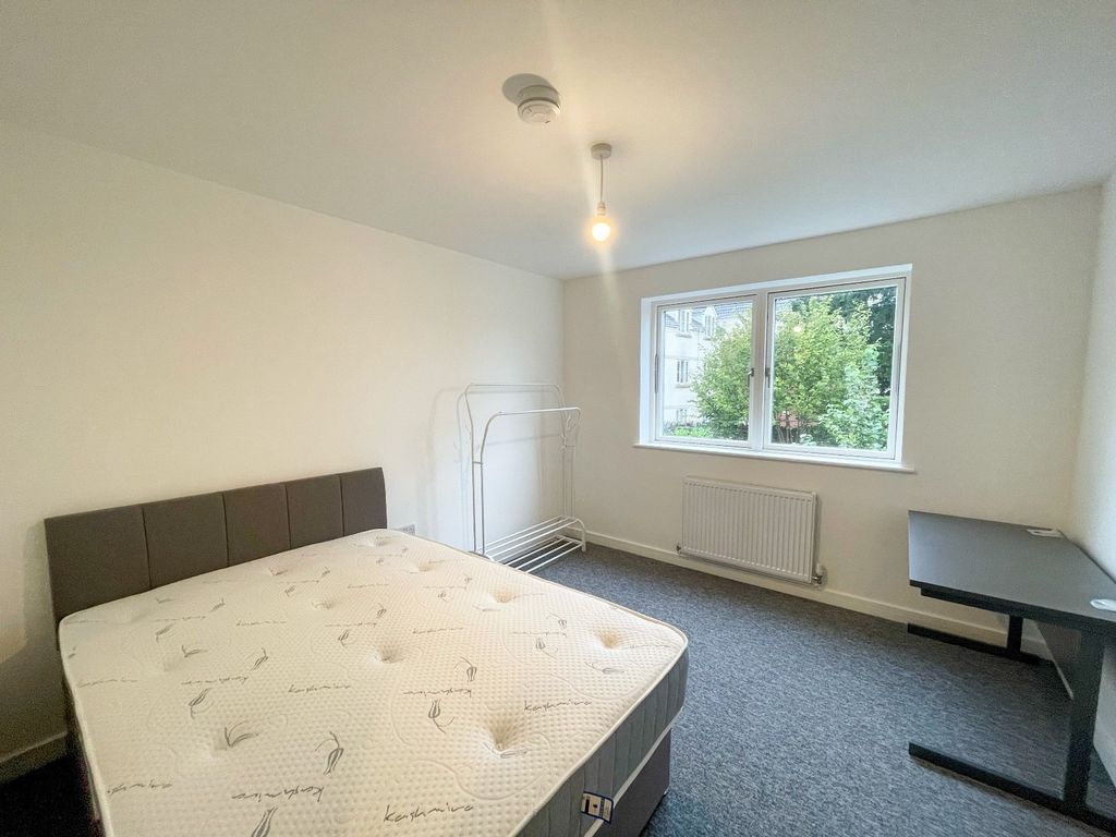 Property photo 2 of 13 This Spacious Double Bedroom Features A Comfortabl...