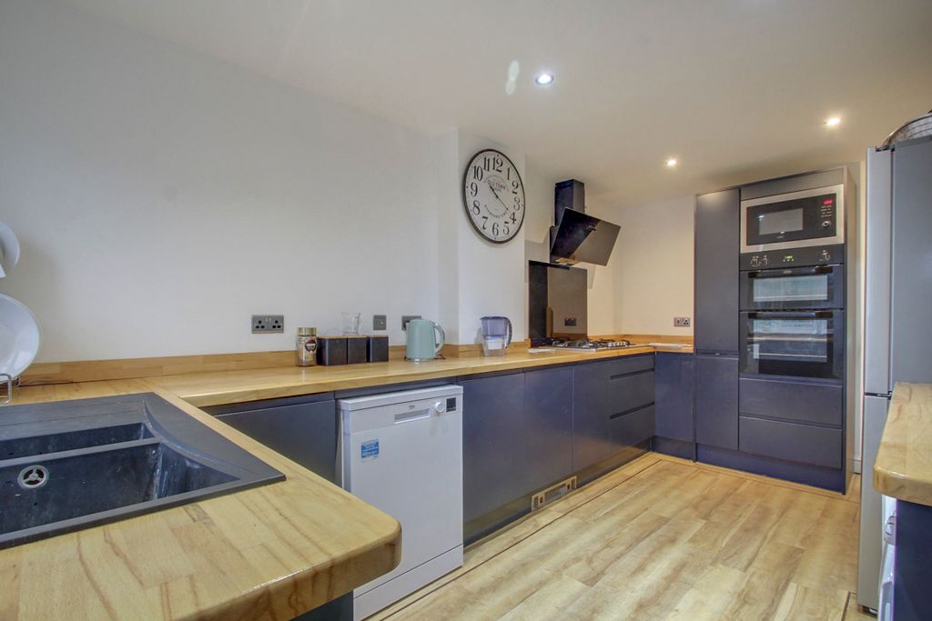 Property photo 3 of 18 Kitchen