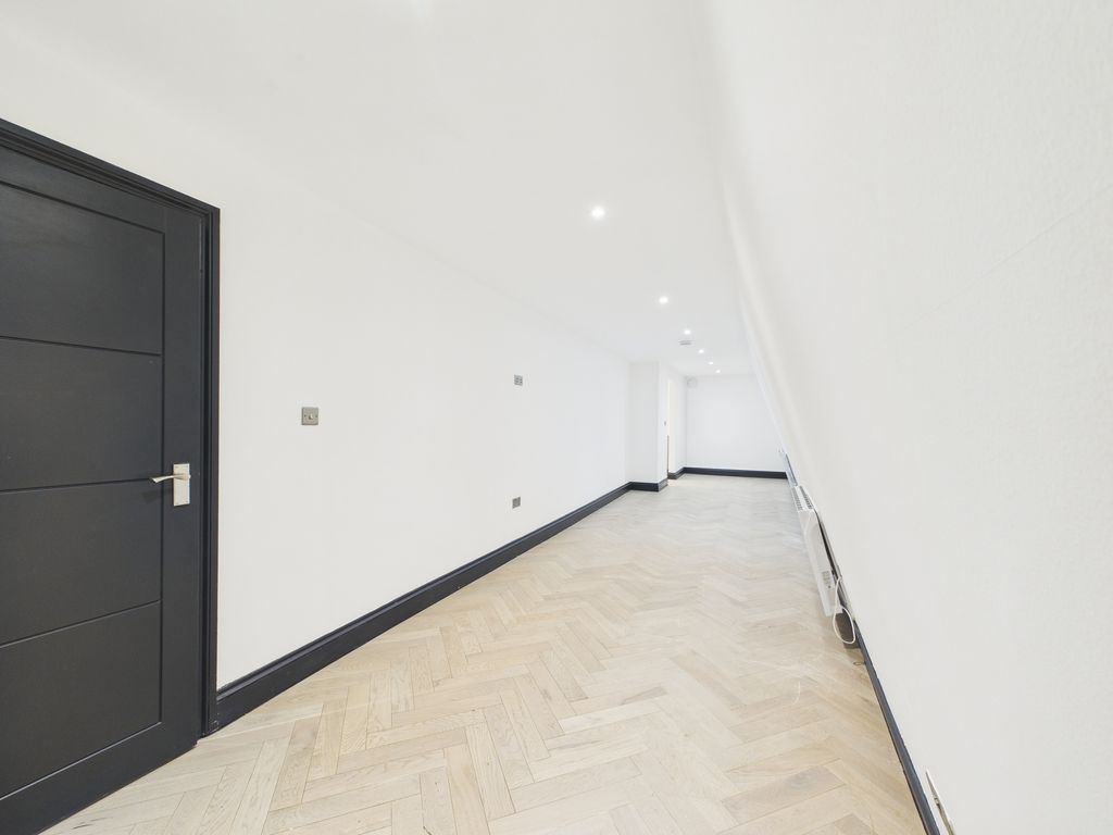 Property photo 3 of 14 Cam04693G0-Pr0091-Still015