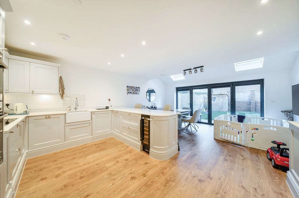 Property photo 3 of 19 Photo 12