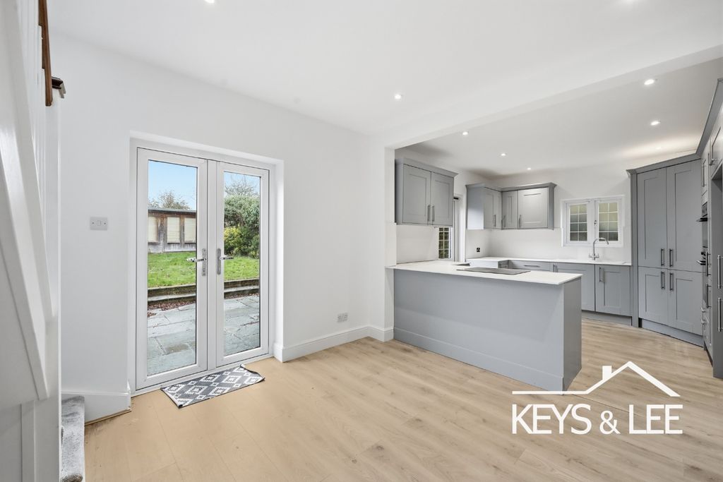 Property photo 2 of 17 4734302