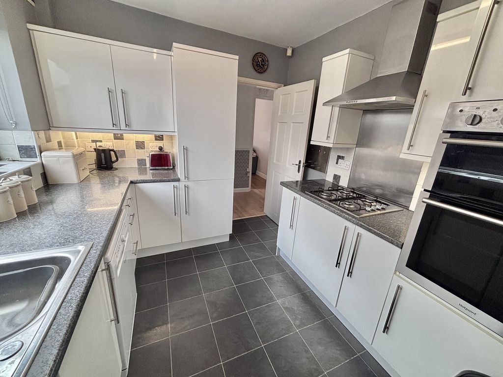 Property photo 2 of 8 Kitchen