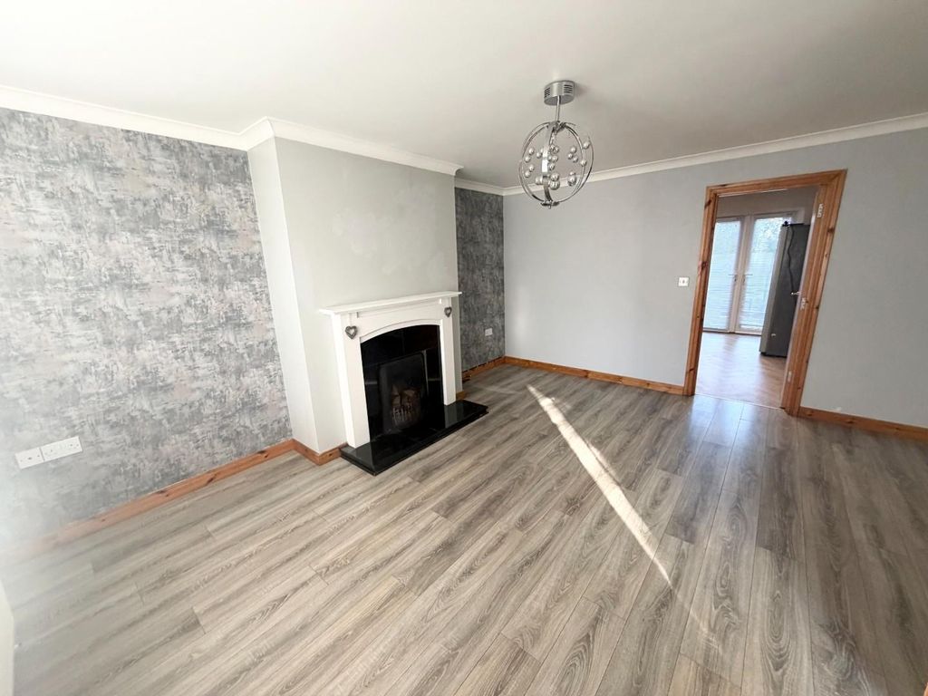 Property photo 3 of 18 Living Room