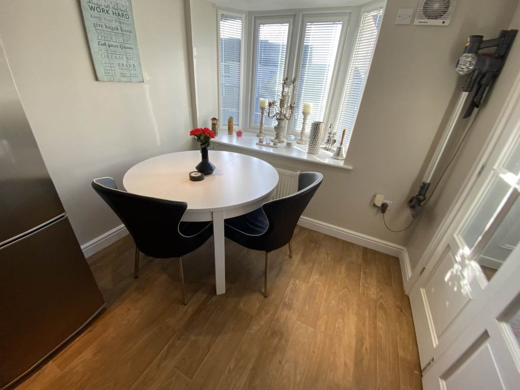 Property photo 3 of 17 Dining Area