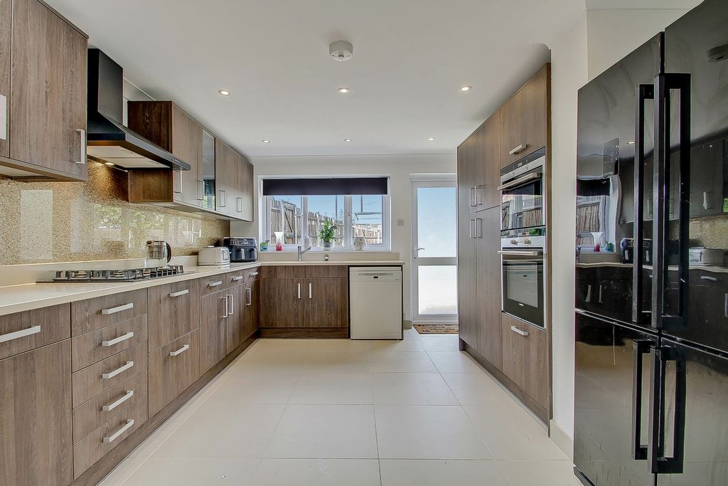 Property photo 2 of 21 3921846
