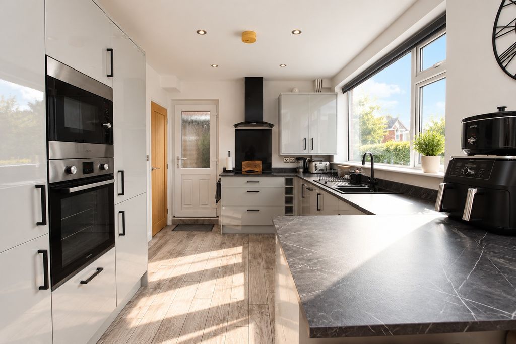 Property photo 2 of 20 5704043