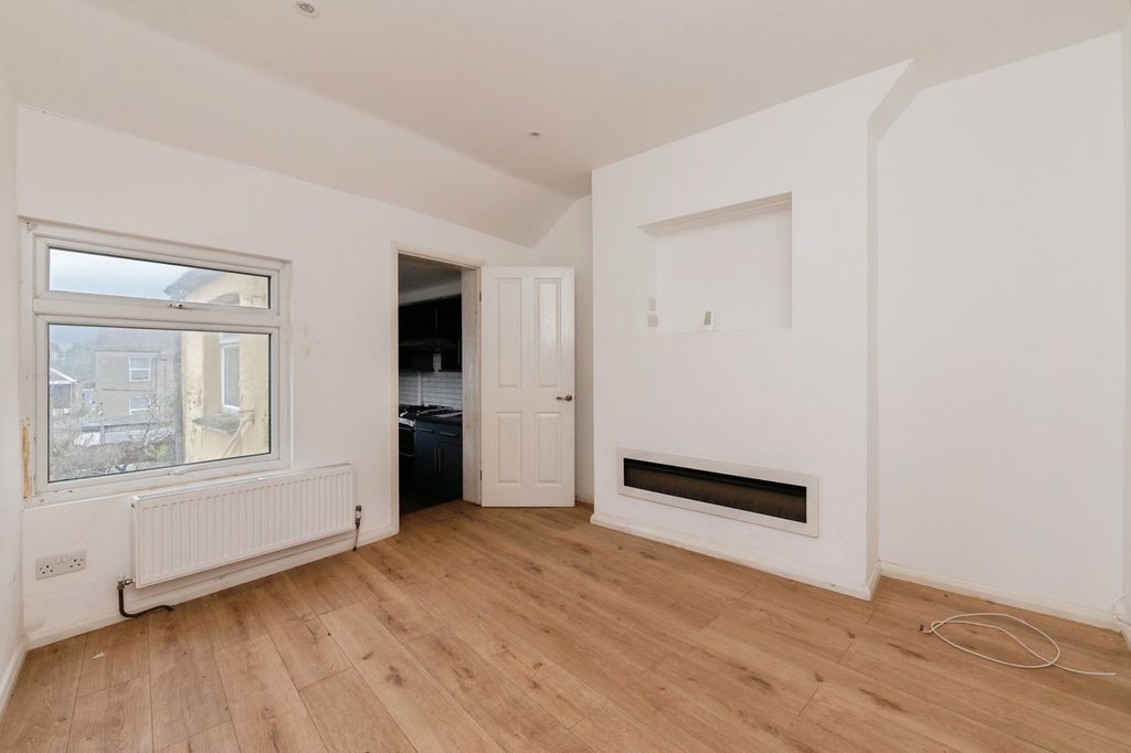 Property photo 3 of 16 Picture