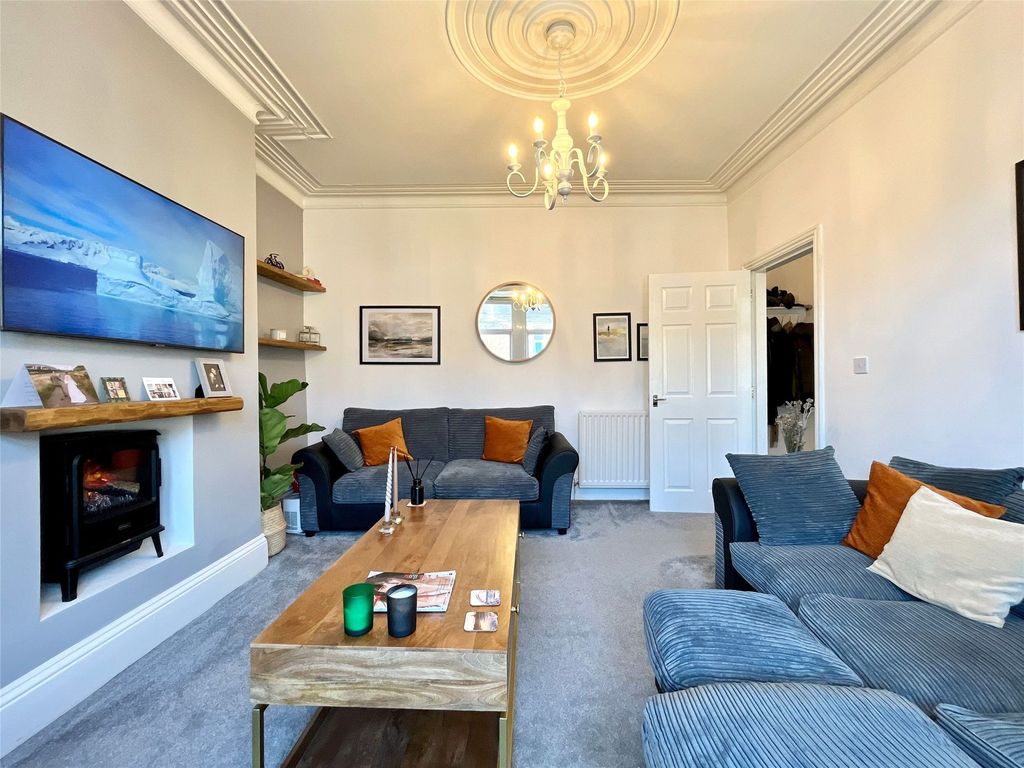 Property photo 3 of 12 Lounge