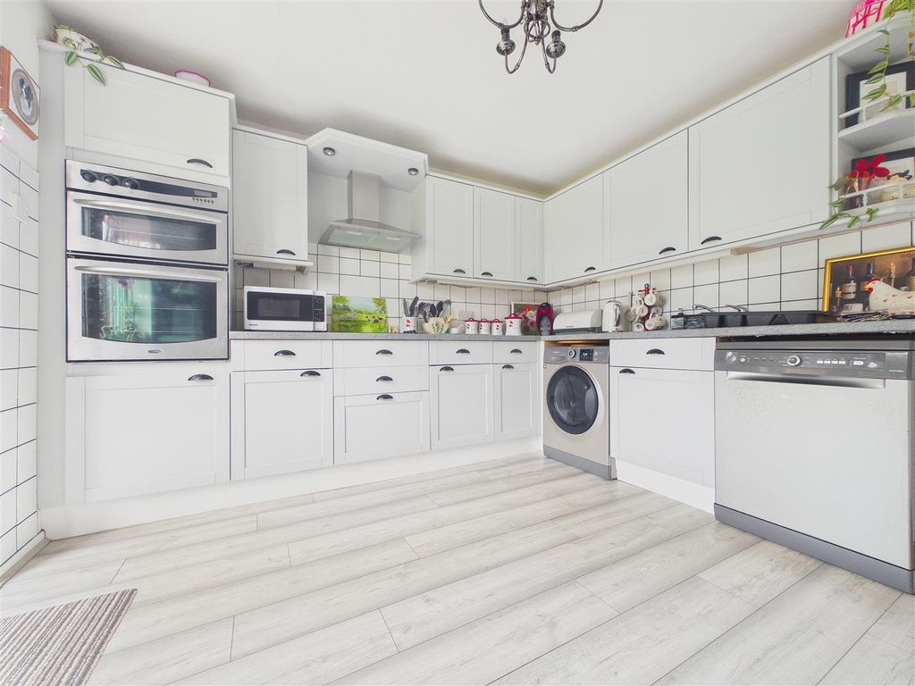 Property photo 3 of 14 Cam01407G0-Pr0121-Still008.Jpg