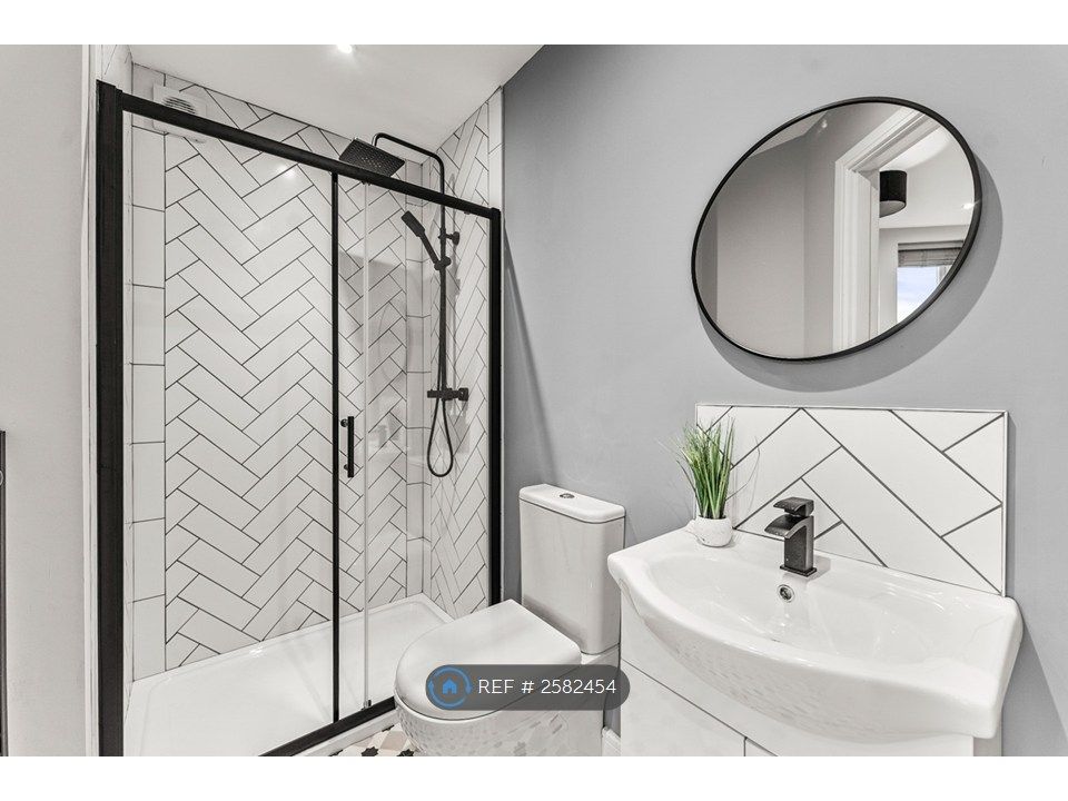 Property photo 3 of 32 Room 11 Ensuite