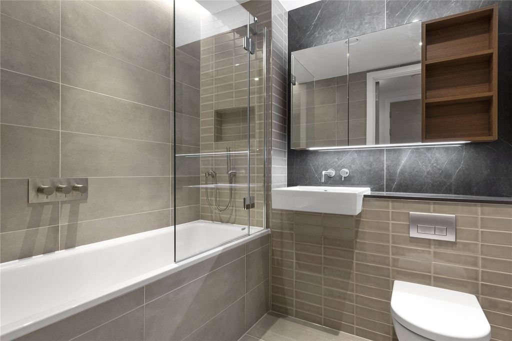 Property photo 3 of 11 Bathroom