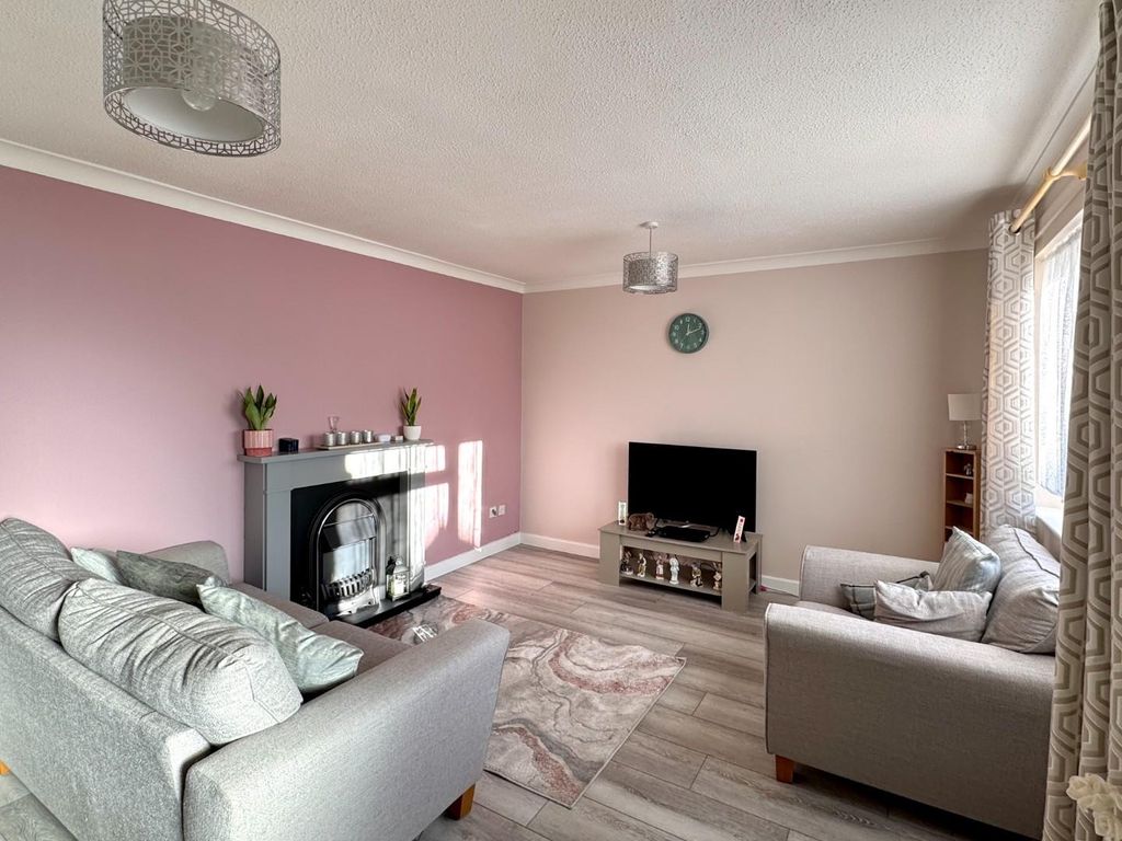 Property photo 2 of 14 Lounge