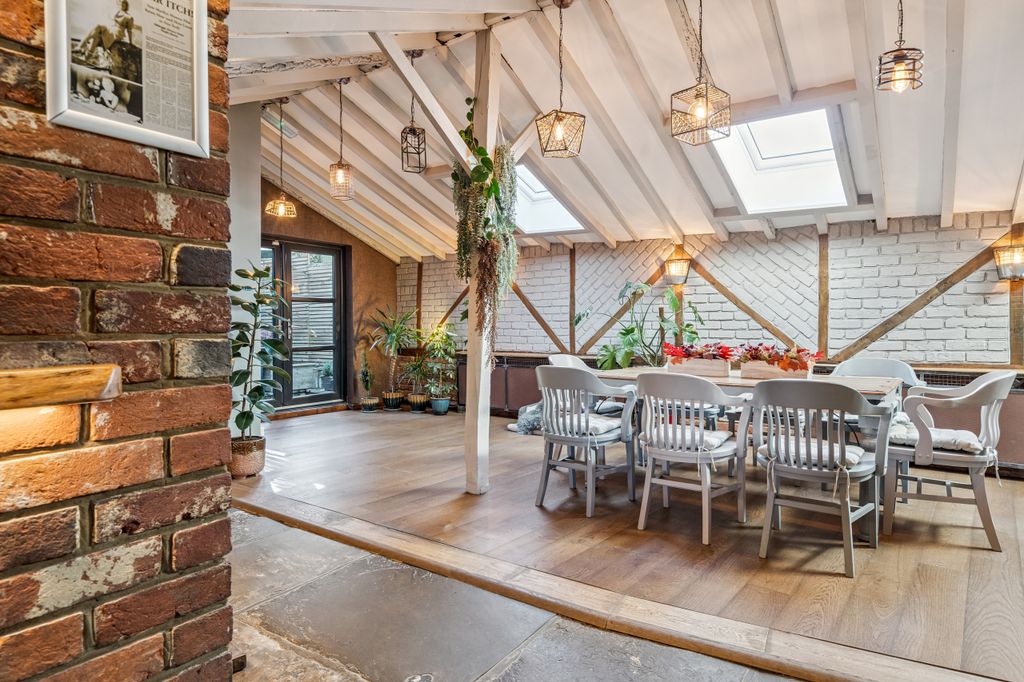 Property photo 3 of 21 Dining-Reception 2