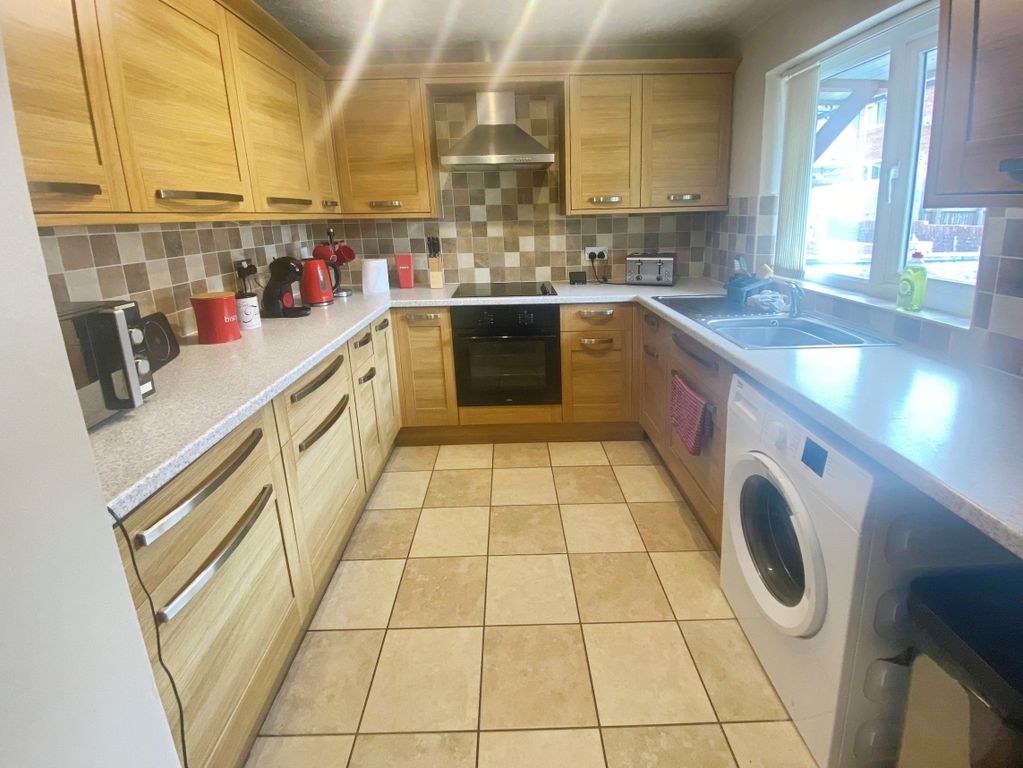 Property photo 3 of 10 Kitchen