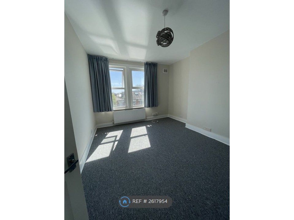 Property photo 3 of 8 Lounge2