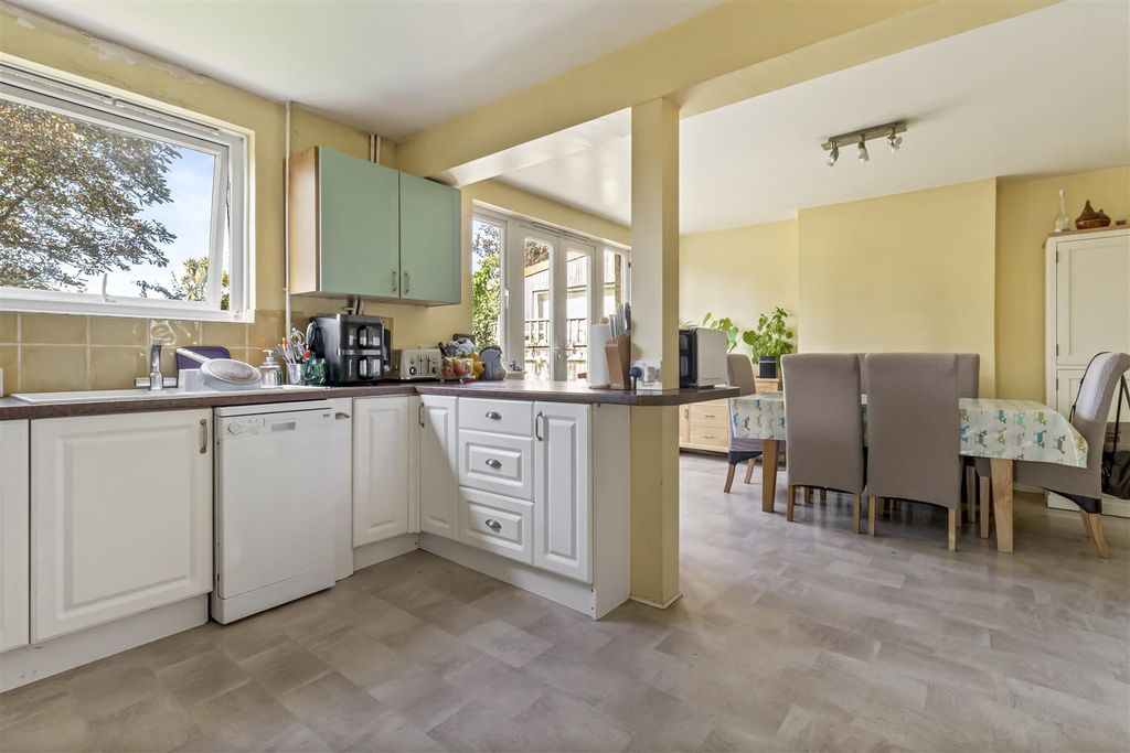 Property photo 2 of 20 Garrick Road, 1_015.Jpg