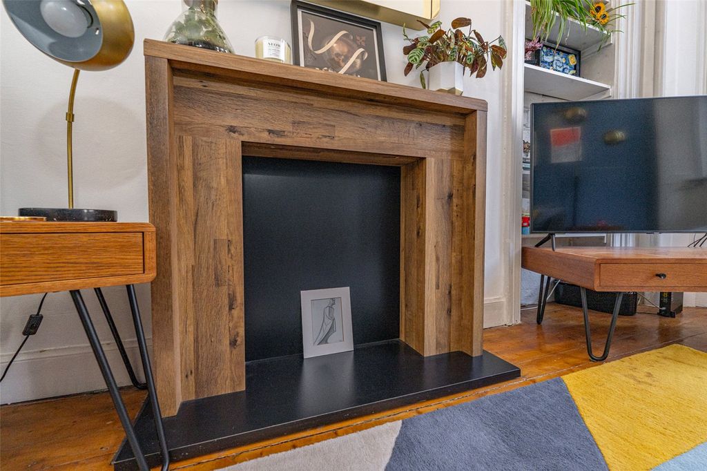 Property photo 2 of 15 Lounge Alt