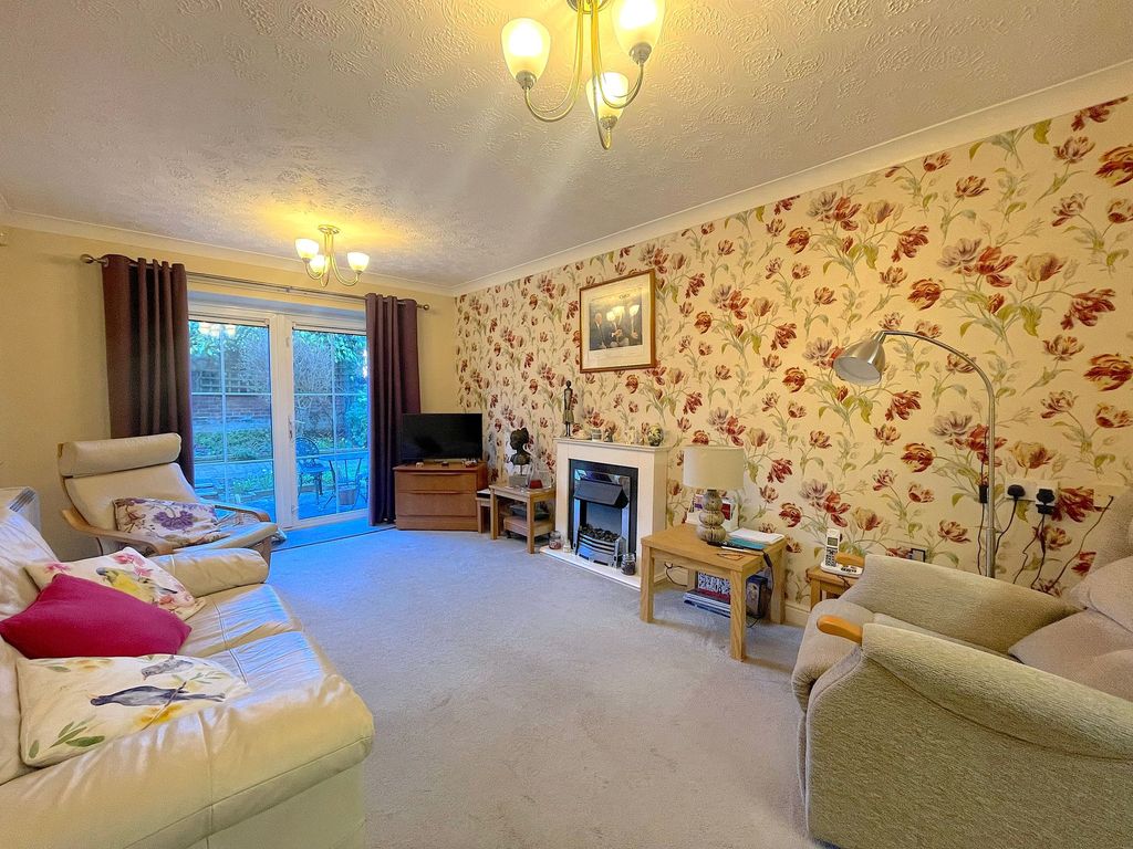 Property photo 2 of 16 Living Room (1)