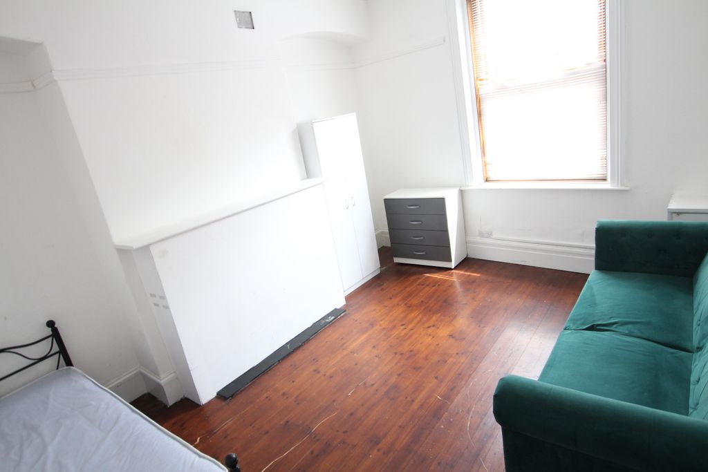 Property photo 3 of 10 Room 1