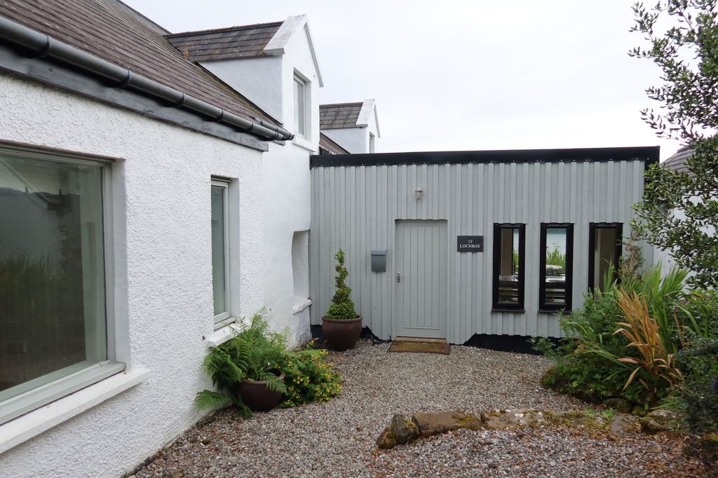 Property photo 3 of 102