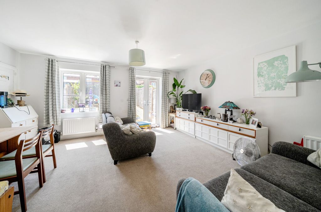 Property photo 2 of 14 1324760-11-686Fbf...