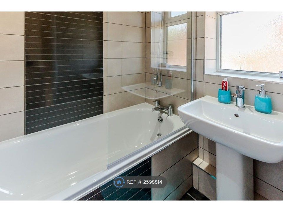 Property photo 3 of 9 Toilet &amp; Bath