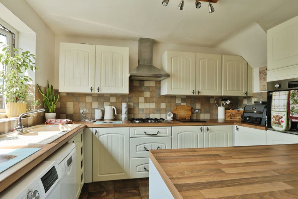 Property photo 3 of 17 4288398