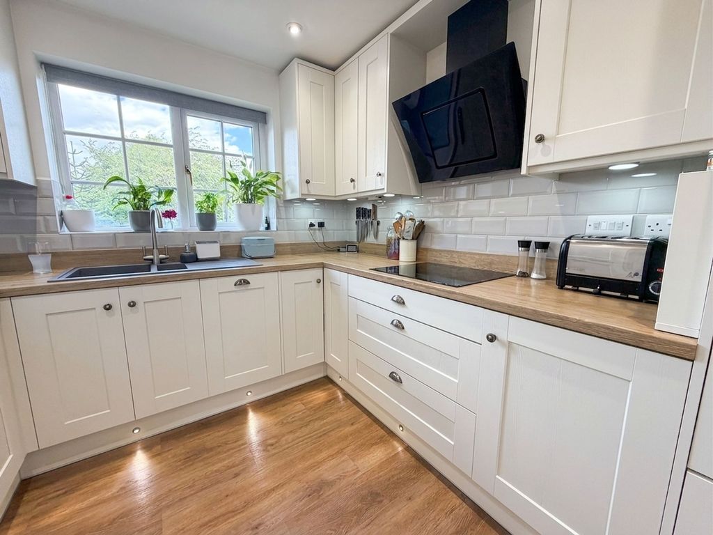 Property photo 3 of 18 Kitchen