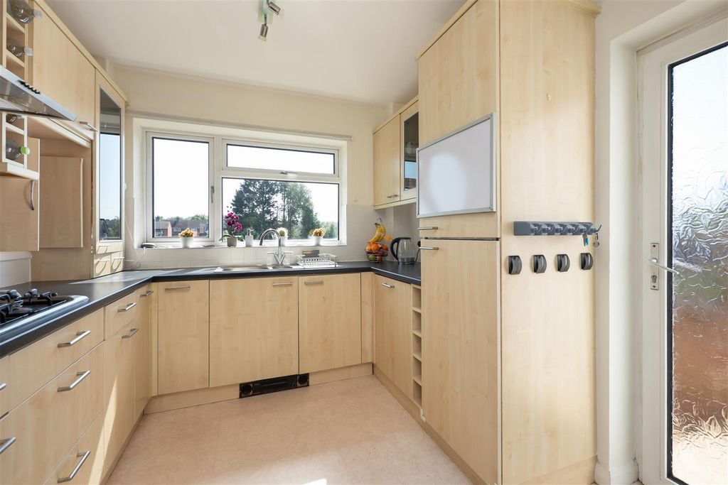 Property photo 3 of 19 Millstrood Road, Whitstable
