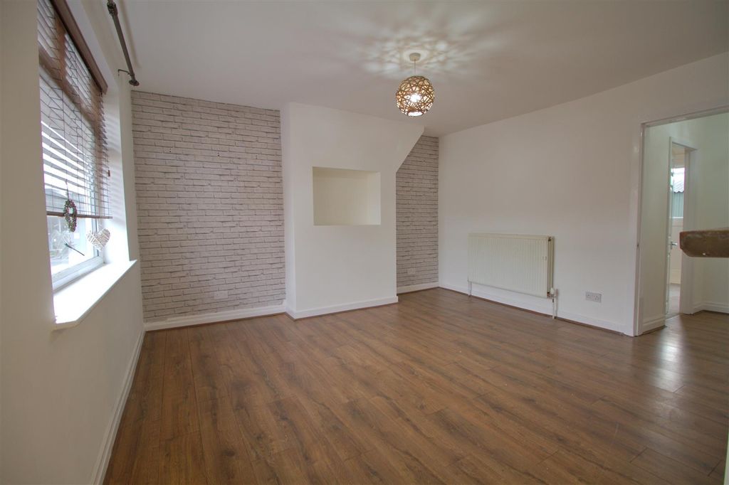 Property photo 3 of 12 Lounge.Jpg