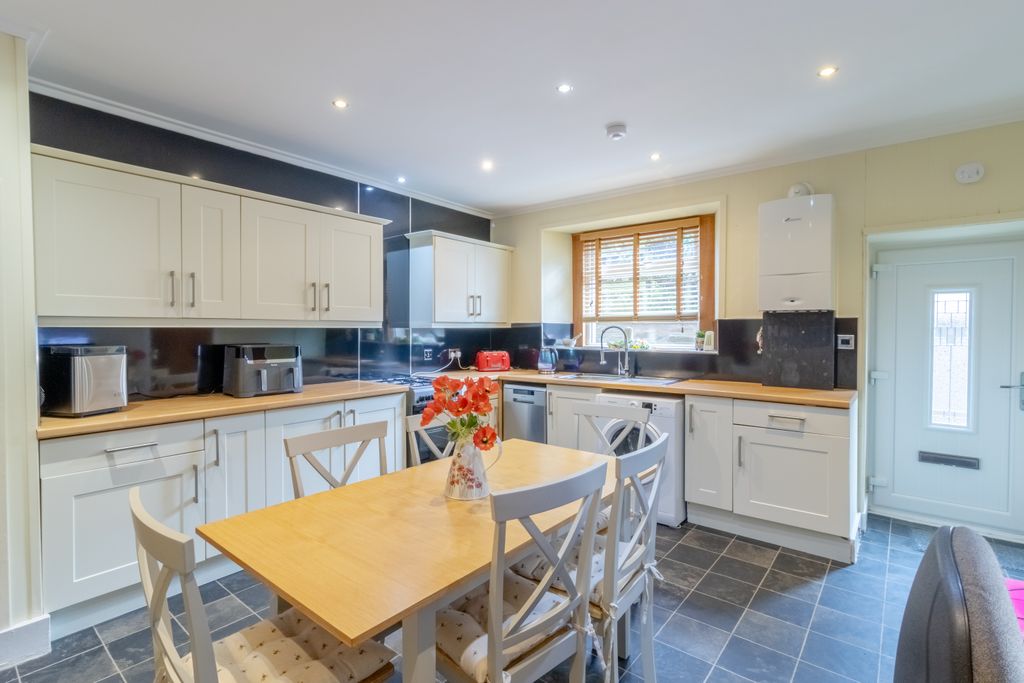 Property photo 3 of 19 Kitchen