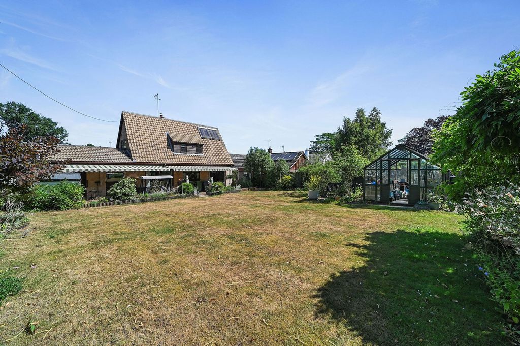 Property photo 2 of 27