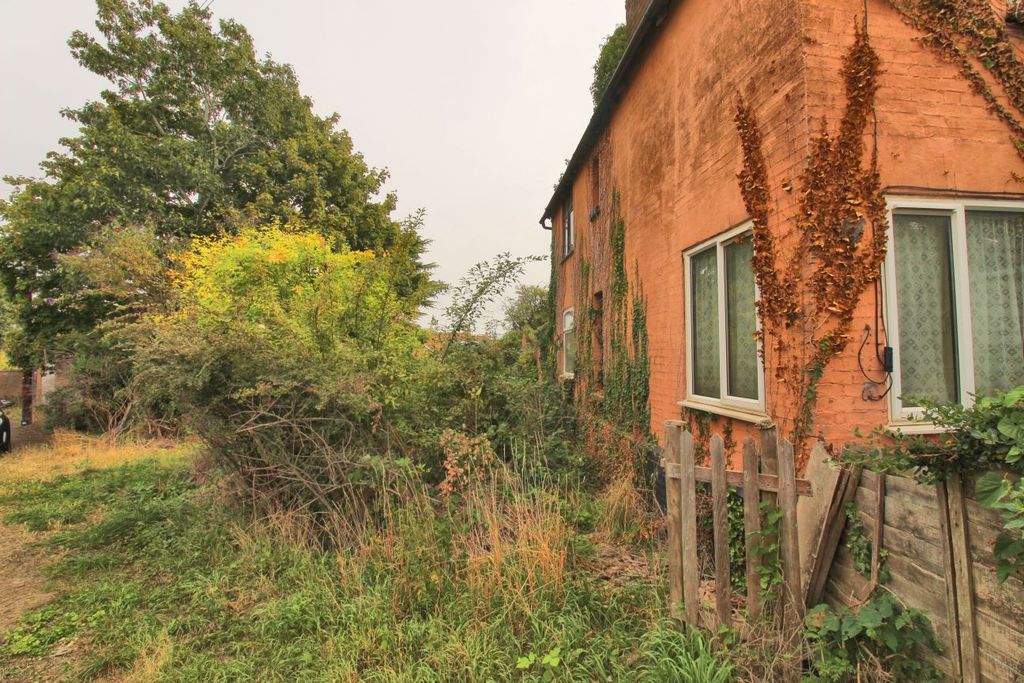 Property photo 3 of 6 Outside 2