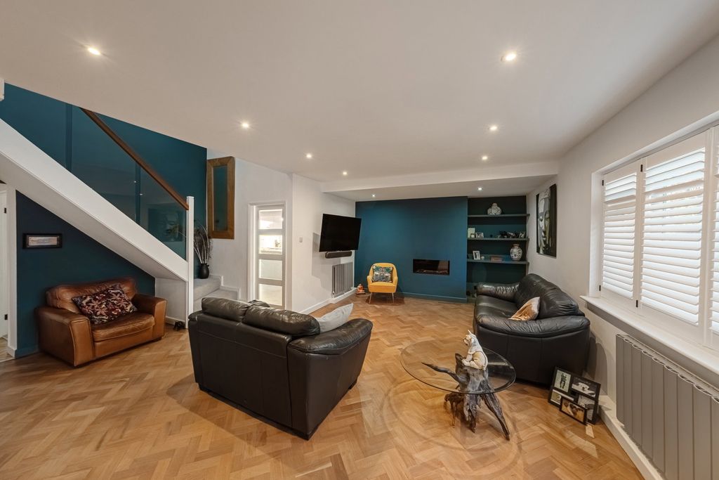 Property photo 3 of 31