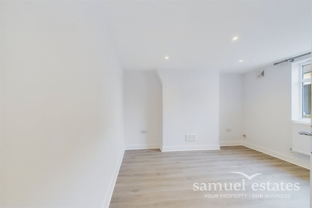 Property photo 1 of 7 Living Room