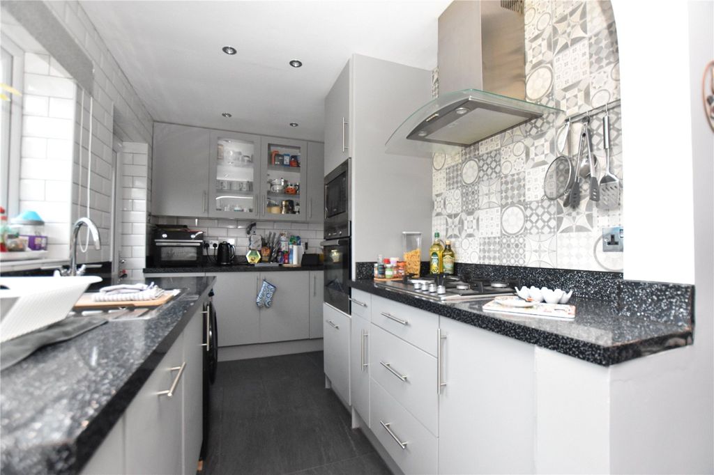 Property photo 2 of 18 Picture No. 11