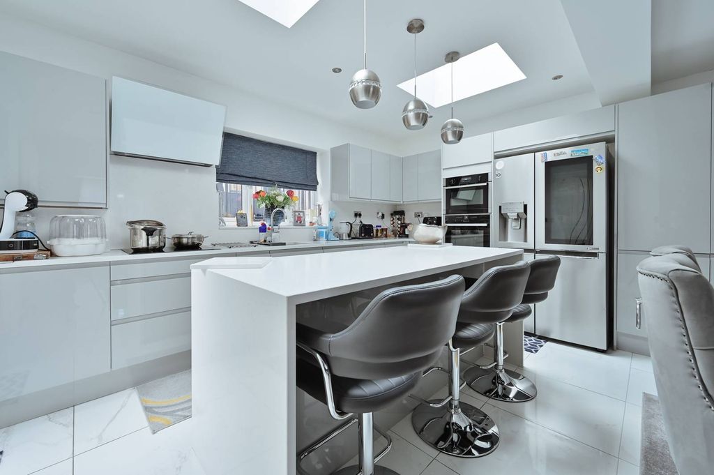 Property photo 3 of 25