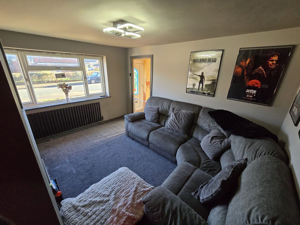 Property photo 3 of 19 Lounge B