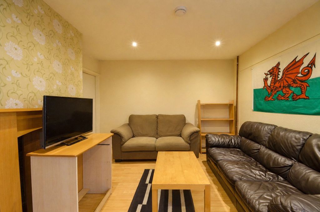 Property photo 2 of 7 Picture No. 14