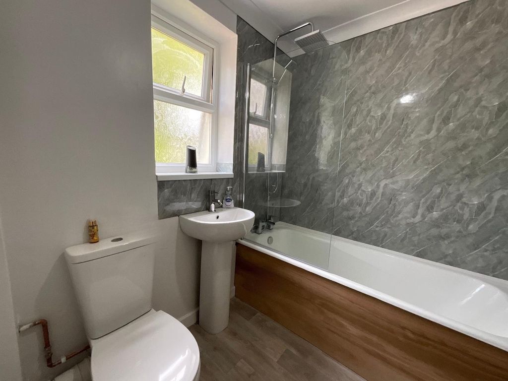 Property photo 3 of 15 Family Bathroom