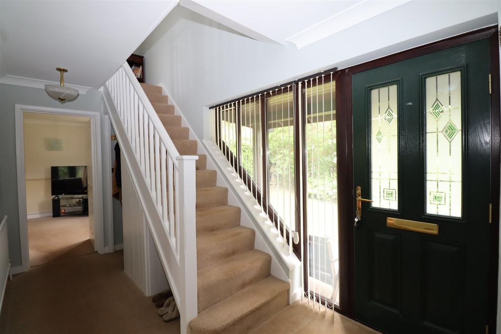 Property photo 3 of 20 Entrance Hall