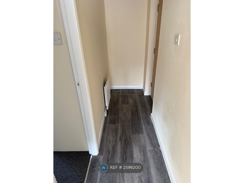 Property photo 2 of 11 Hallway