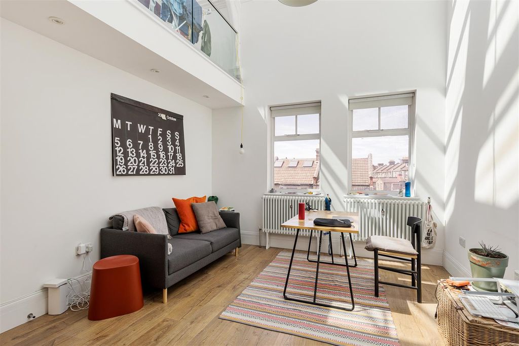 Property photo 1 of 23 Adelaide Road, E10