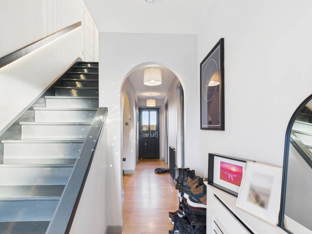 Property photo 2 of 25