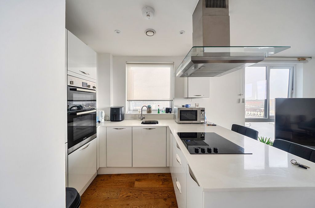Property photo 3 of 12 1470191-11-6A1Eee...