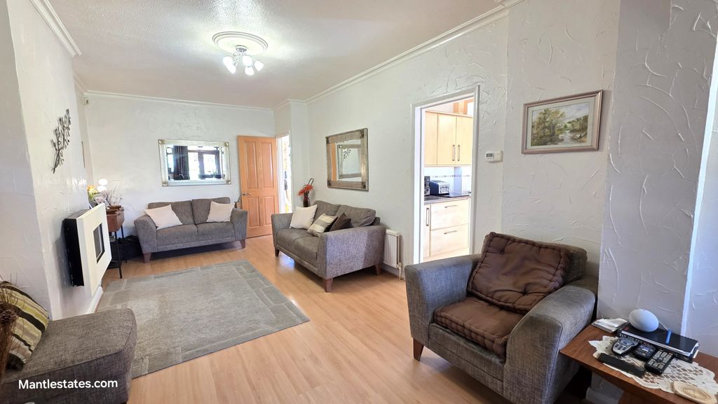 Property photo 3 of 16 Lounge Area