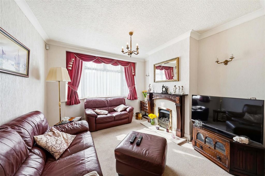 Property photo 2 of 23 Through Lounge