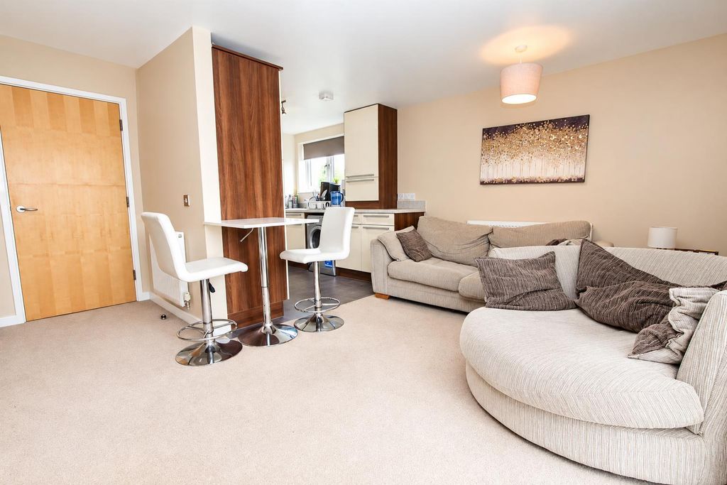 Property photo 3 of 16 Lounge3